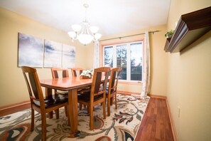 Dining - The Lakeside Retreat (Aberdeen)