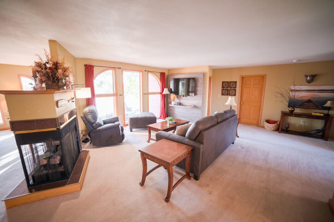 Fernseher, Kamin, Bücher