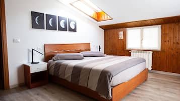 1 habitación, tabla de planchar con plancha y cuna de viaje