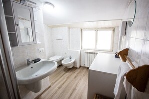 Sèche-cheveux, bidet, serviettes fournies, savon