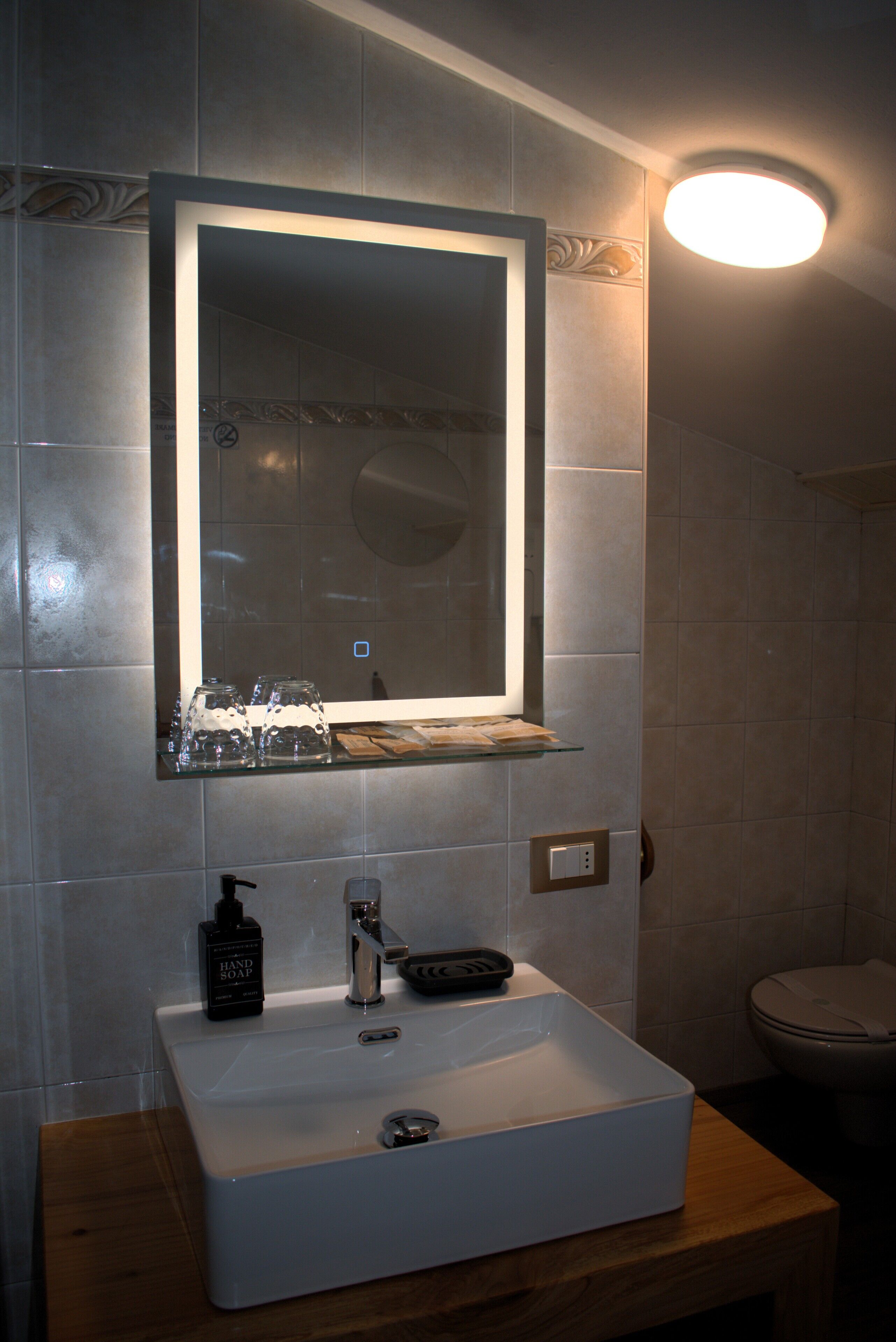 Sèche-cheveux, bidet, serviettes fournies, savon