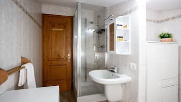 Secador de pelo, bidet, toallas, jabón