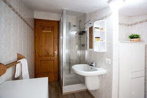 Secador de pelo, bidet, toallas, jabón