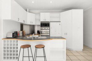 Fridge, microwave, oven, dishwasher - City Fringe 2 Bedroom House with Free Parking (Kensington)