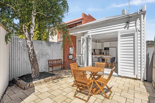 City Fringe 2 Bedroom House with Free Parking