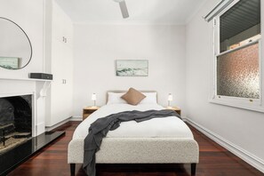 2 chambres, fer et planche à repasser, lit de bébé portatif