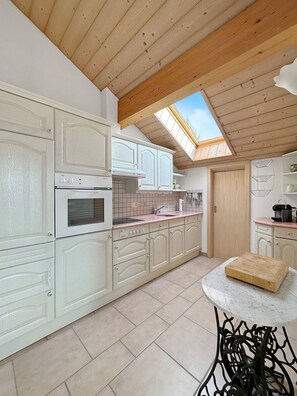 Réfrigérateur, four, lave-vaisselle, cafetière/bouilloire