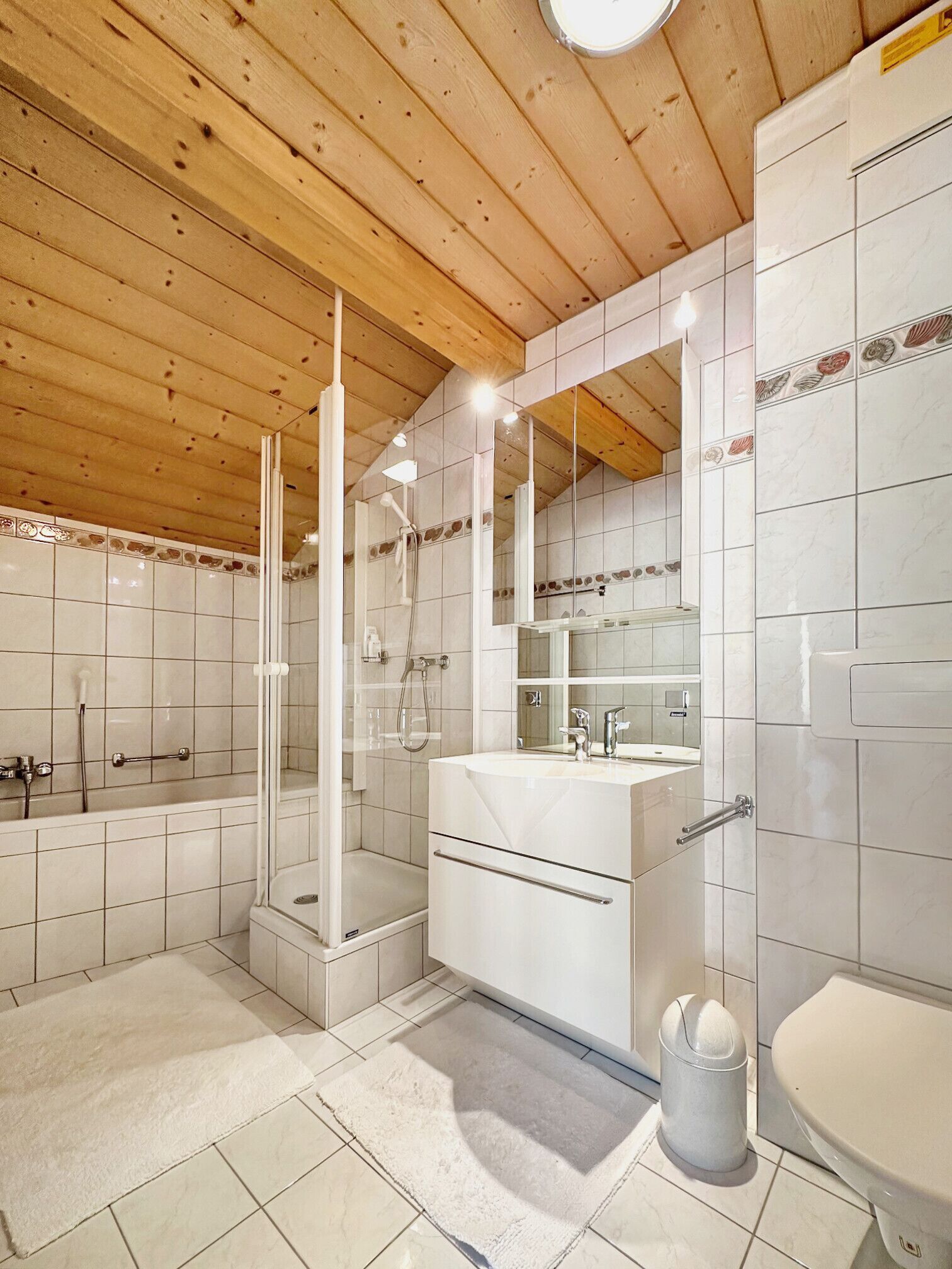 Douche, sèche-cheveux, serviettes fournies