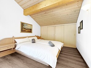 4 bedrooms, iron/ironing board, free WiFi, bed sheets