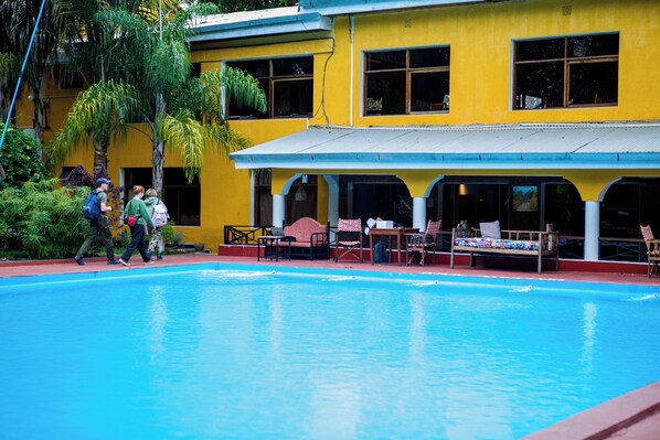 Outdoor pool, pool umbrellas, lifeguards on site - Ilboru Safari lodge (Arusha)