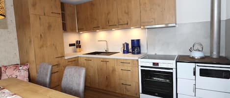 Fridge, oven, stovetop, dishwasher