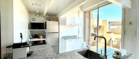 Kühlschrank, Mikrowelle, Ofen, Wasserkocher mit Kaffee-/Teezubehör