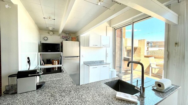 Kühlschrank, Mikrowelle, Ofen, Wasserkocher mit Kaffee-/Teezubehör