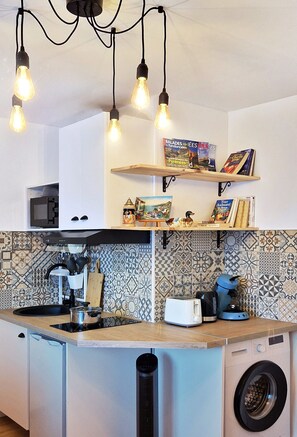 Fridge, microwave, coffee/tea maker, electric kettle
