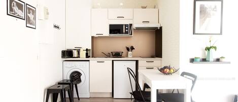 Réfrigérateur, micro-ondes, four, cafetière/bouilloire