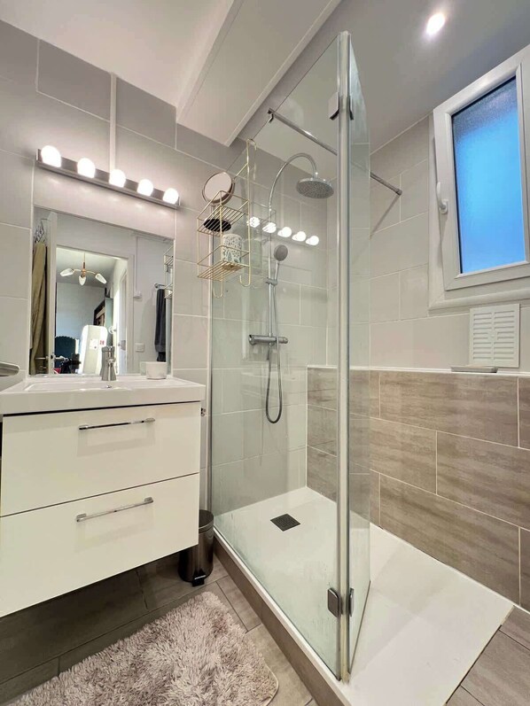 淋浴设施、吹风机