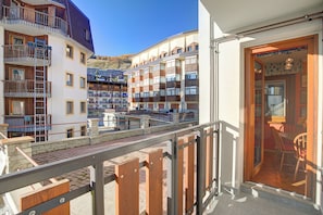 Family Apartment, Multiple Bedrooms (Appartamento Fraiteve Ski In Ski Out) | Property grounds