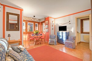 Apartamento família, 2 quartos, sacada (Appartamento Fraiteve Ski In Ski Out) | Área de estar | TV de tela plana