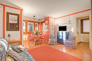 Family Apartment, Multiple Bedrooms (Appartamento Fraiteve Ski In Ski Out) | Living area | Flat-screen TV