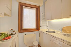 Family Apartment, 2 Bedrooms, Balcony (Appartamento Fraiteve Ski In Ski Out) | Private kitchen