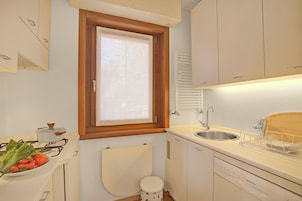 Apartamento família, 2 quartos, sacada (Appartamento Fraiteve Ski In Ski Out) | Cozinha americana privada