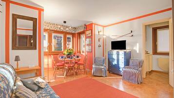 Familie appartement, 2 slaapkamers (Appartamento Fraiteve Ski In Ski Out) | Woonruimte | Flatscreentelevisie