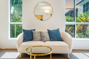 House | 5 bedrooms - Majestic Manor Stylish Super Home Pool BBQ (Leanyer)