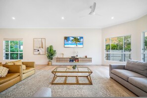 House | 5 bedrooms - Majestic Manor Stylish Super Home Pool BBQ (Leanyer)