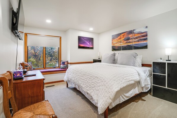 2 bedrooms, iron/ironing board, WiFi, bed sheets - 1 Mi to Wintergreen Resort: Mtn-View Condo! (Wintergreen Resort)