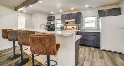 < 1 Mi to Dwtn: Valparaiso Family Home