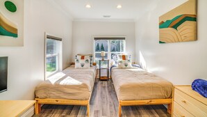 A bedroom with two beds, a window, and artwork on the walls. - < 1 Mi to Dwtn: Valparaiso Family Home (Valparaiso)