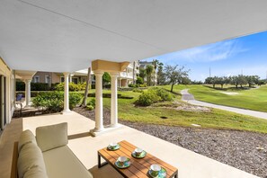 Outdoor dining - Modern resort condo close to amusement parks (Reunion)