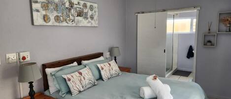 4 عدّة غرف نوم ومكواة/لوح كي وخدمة الإنترنت وملاءات أسرّة