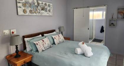 25 ON Main Struisbaai