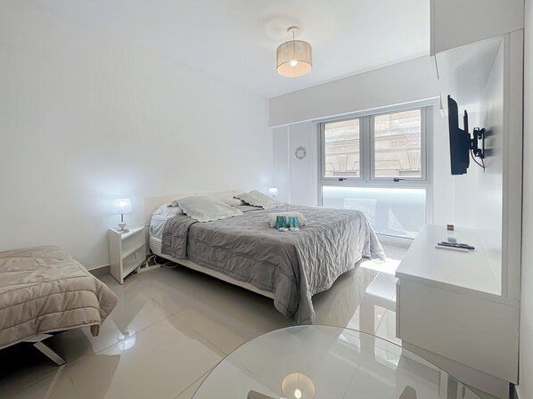 1 habitación, tabla de planchar con plancha, internet y ropa de cama