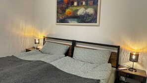 2 soverom, strykejern/-brett, reiseseng for barn og wi-fi