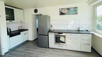 Frigorífico, horno, placa de cocina y lavavajillas