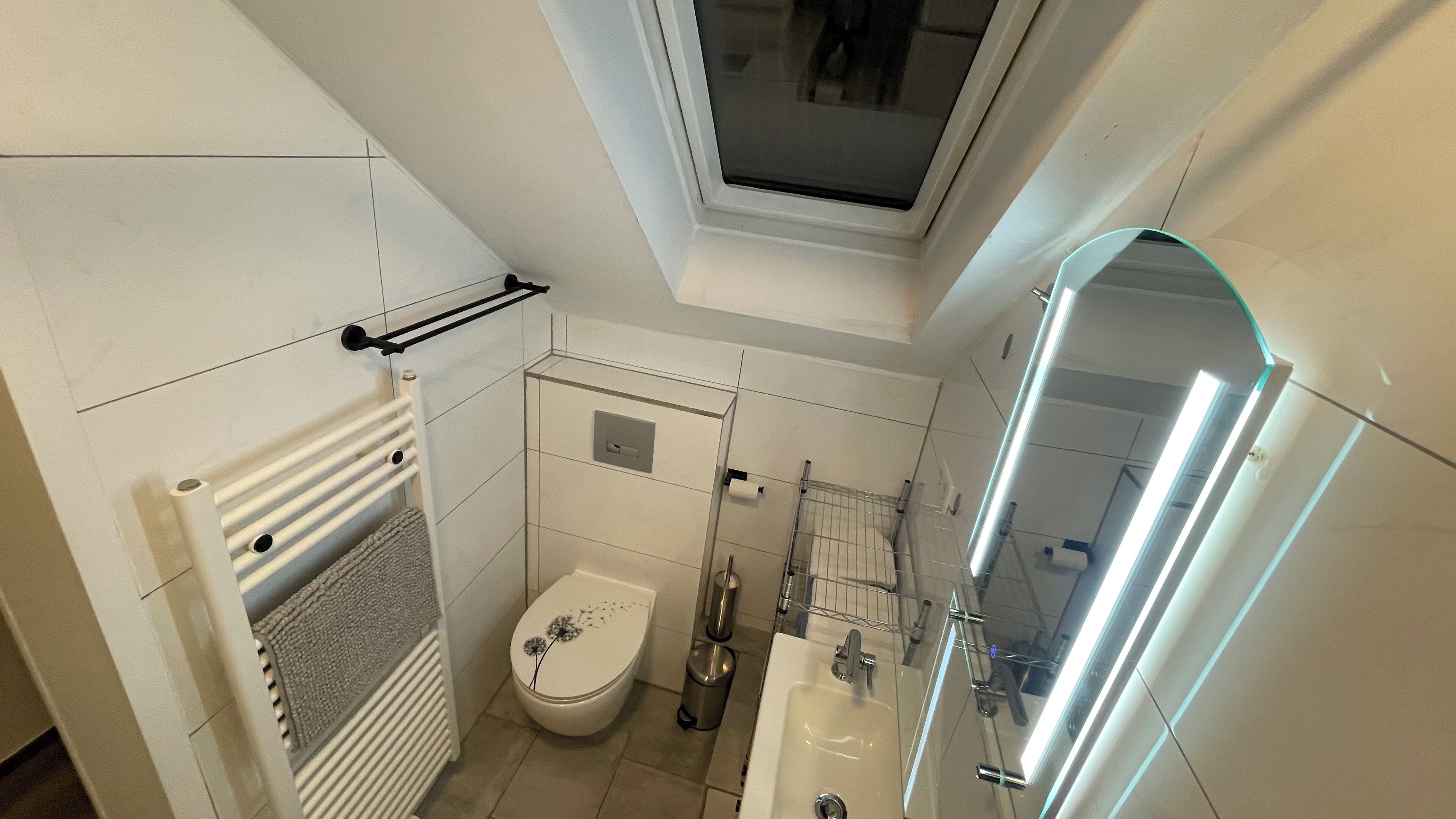 Ein kleines Badezimmer mit Toilette, Waschbecken und Dusche.