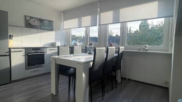 Frigorífico, horno, placa de cocina y lavavajillas