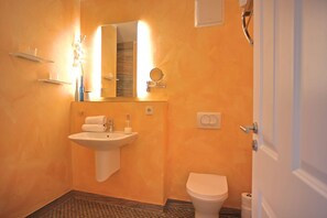 Shower, hair dryer, towels - Strandvilla Börgerende - Holiday apartment 4 (Börgerende)
