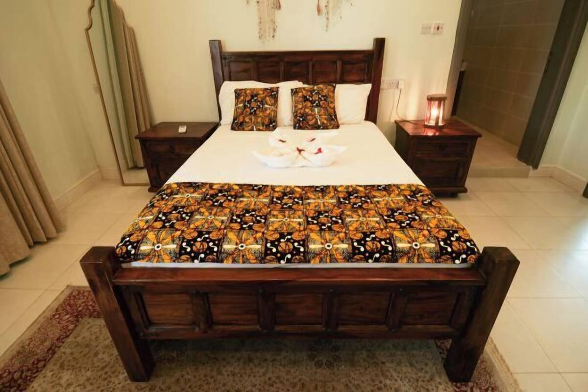 Desk, WiFi (free), bed sheets