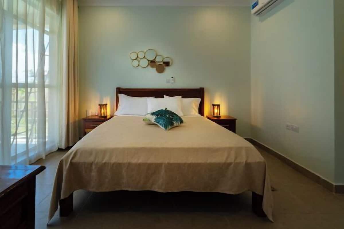 Desk, free WiFi, bed sheets