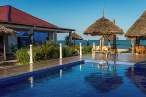Outdoor pool, pool umbrellas, sun loungers - Coral Cliff Villas (Makunduchi)