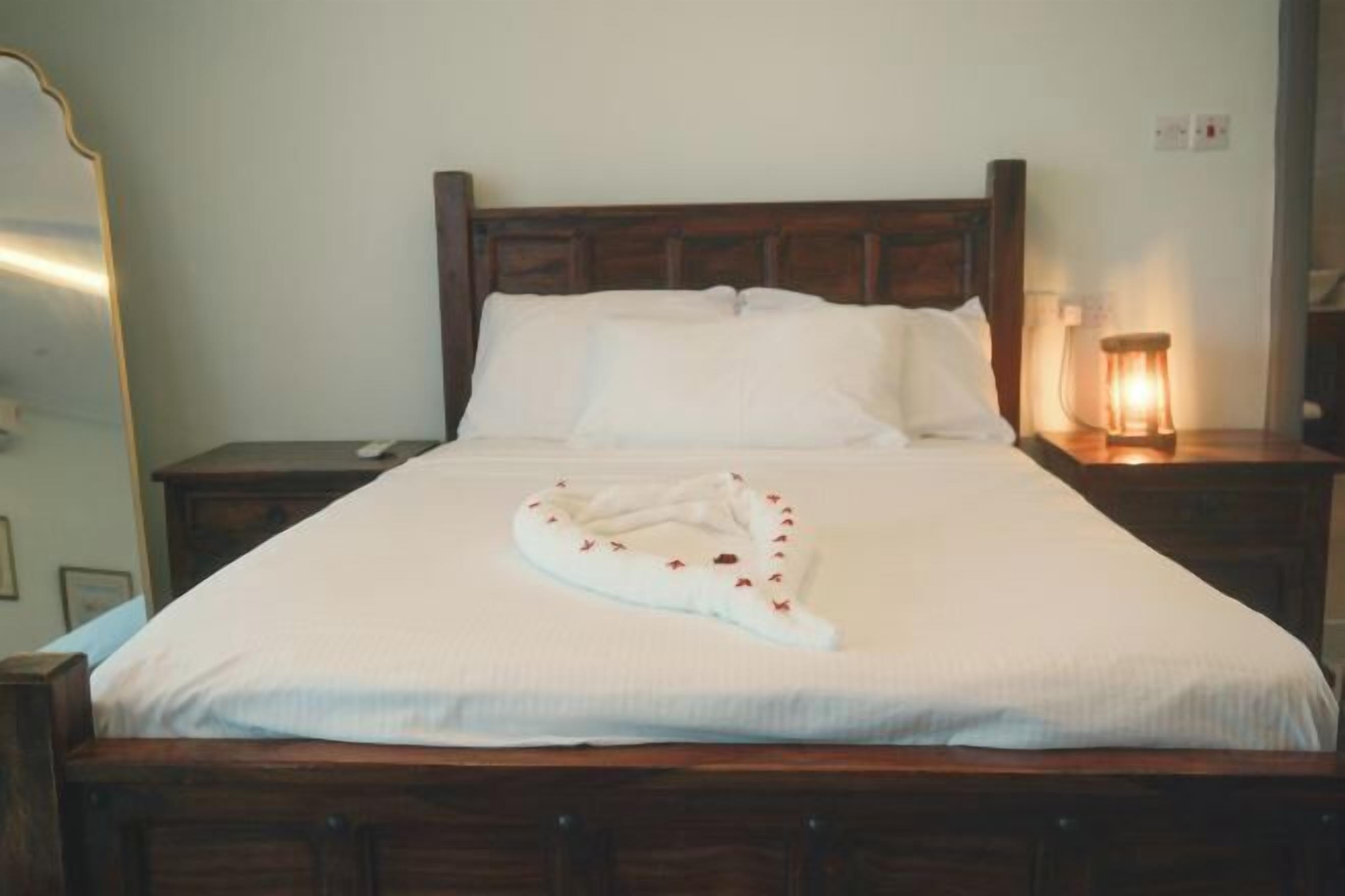 Desk, free WiFi, bed sheets