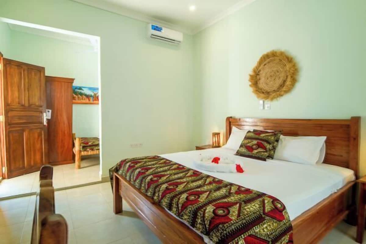 Desk, WiFi (free), bed sheets