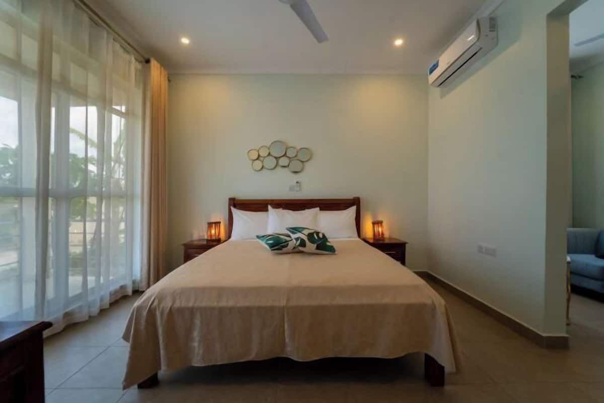 Desk, free WiFi, bed sheets