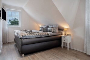 3 slaapkamers, een strijkplank/strijkijzer, gratis wifi, beddengoed