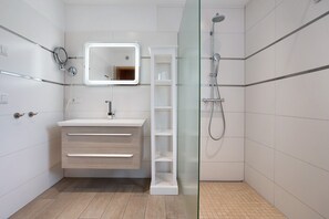 Dusche, Haartrockner, Handtücher