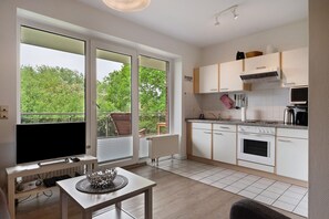 Fridge, microwave, oven, stovetop - Apartment 'Wurster Nordseeküste' with Balcony and Wi-Fi (Wurster Nordseeküste)