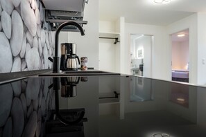 Kühlschrank, Mikrowelle, Ofen, Herdplatte